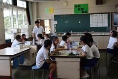児童たちが理科室で授業を受けている写真