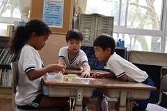 児童たちが机で作業をしている写真