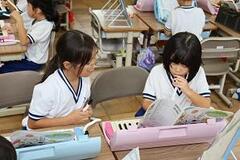 児童が鍵盤ハーモニカで演奏をしている写真