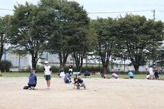 児童たちが広場に座り込んで作業している写真