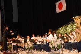 平和への想いを込めて演奏を行う豊川市立代田中学校の皆さん