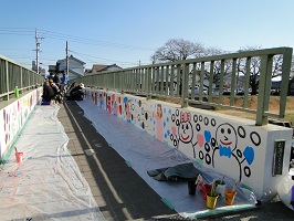 市民活動推進事業「金屋歩道橋の描き直し」の写真