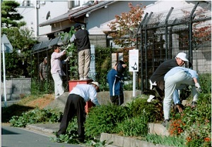 清掃活動を行う赤坂台町内会の皆さんの写真