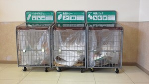 スーパーに置いてあるリサイクル回収ボックス。お店によって入れ物は異なります。