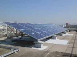 市役所屋上の太陽光発電システムの写真