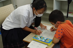 子どもたちに日本語を教える様子1