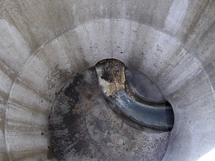 油の塊で詰まった下水管の写真