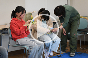 しめ縄を作っている様子