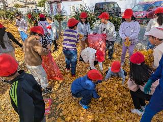 落ち葉を集める児童の様子