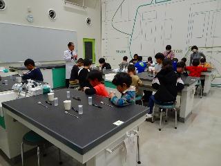 実験工作の様子