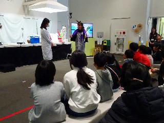 サイエンスショーを見学する児童の様子