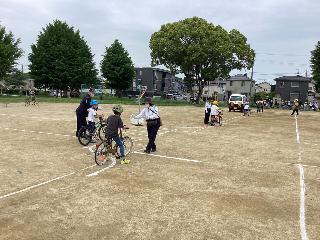 自転車の乗り方を指導してもらう児童の様子