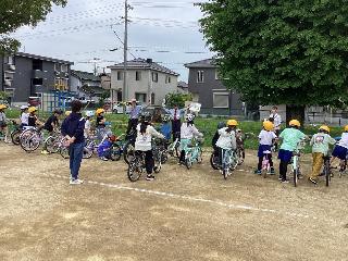 自転車点検の説明を受ける子どもたちの様子