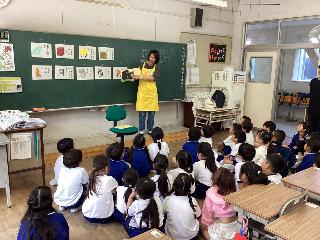 1年生での読み聞かせの様子