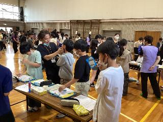 歯肉炎の予防についての実習を行う6年生の児童たちの様子