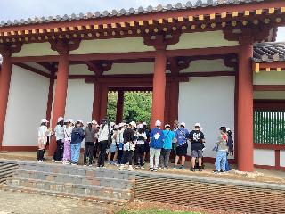 史跡公園で説明を受ける児童の様子