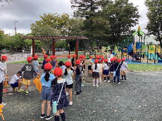 歩いて施設の確認を行う児童の様子