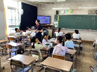 高齢者疑似体験を行う児童の様子