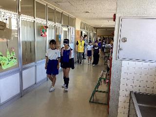 ガイドヘルプを体験する児童の様子
