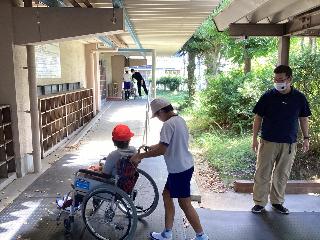 車いす体験を行う児童の様子