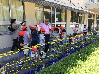 野菜作りを教わる子どもたちの様子