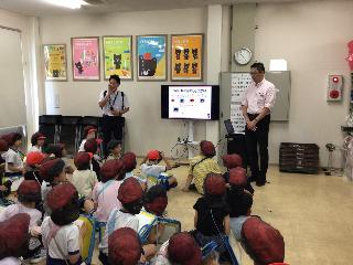 店長さんの説明を受ける児童の様子