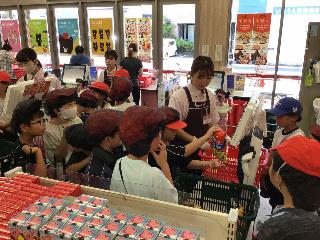 レジ打ち体験をする児童の様子