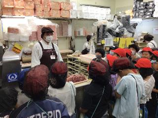 説明を聞く児童の様子