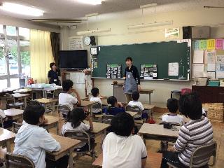 説明を聞く児童の様子