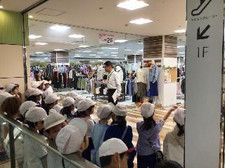 説明を聞く児童の様子