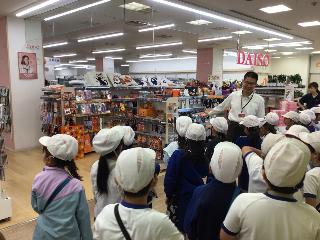 説明を聞く児童の様子