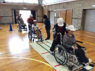 車いすの体験をする児童の様子