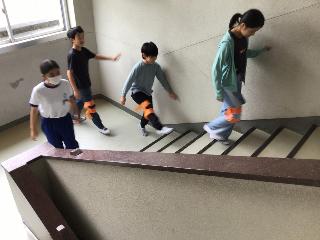 高齢者疑似体験を行う児童の様子