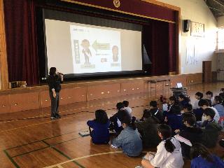 説明を聞く児童の様子