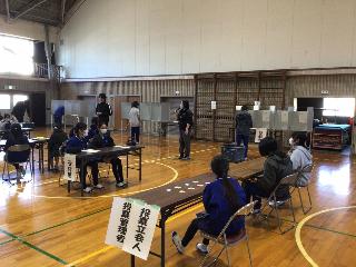 投票を行う児童の様子