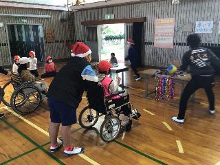 車いすバスケットシュートを行う児童の様子