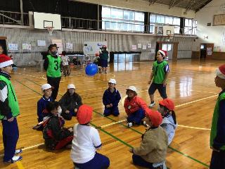 シッティングバレーを行う児童の様子