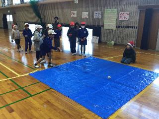 ボッチャを行う児童の様子