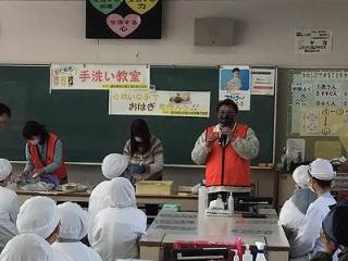 説明を聞く児童の様子