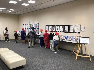 作品を鑑賞する児童の様子