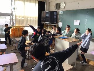 体を動かす児童の様子