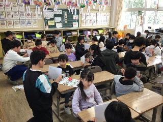 1年生に読み聞かせをする6年生の様子