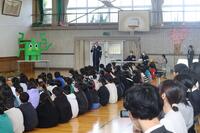 豊川警察署の方からのお話を聞いている生徒たちの写真