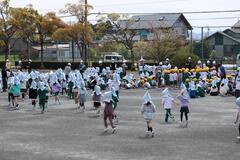 避難訓練で運動場に避難している児童たちの写真