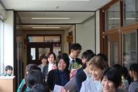 退任される先生たちを見送っている写真