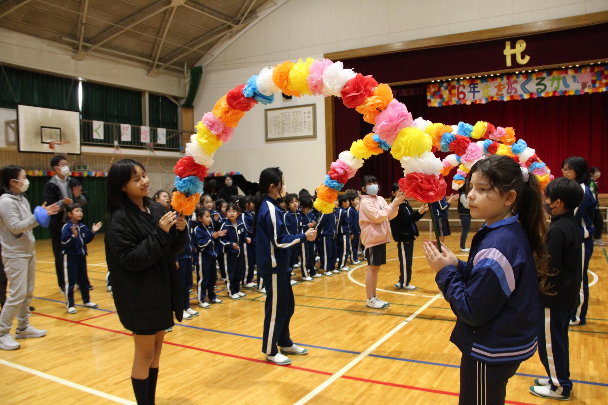 花のアーチをくぐって入場しました