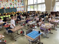 1年3組の教室で給食を摂る児童達の写真