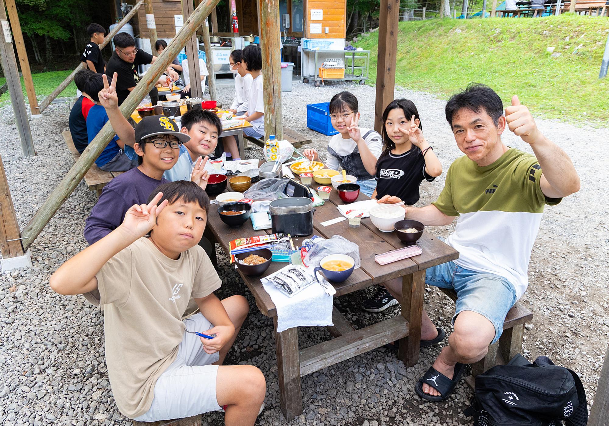 みんなで夕食を食べます。