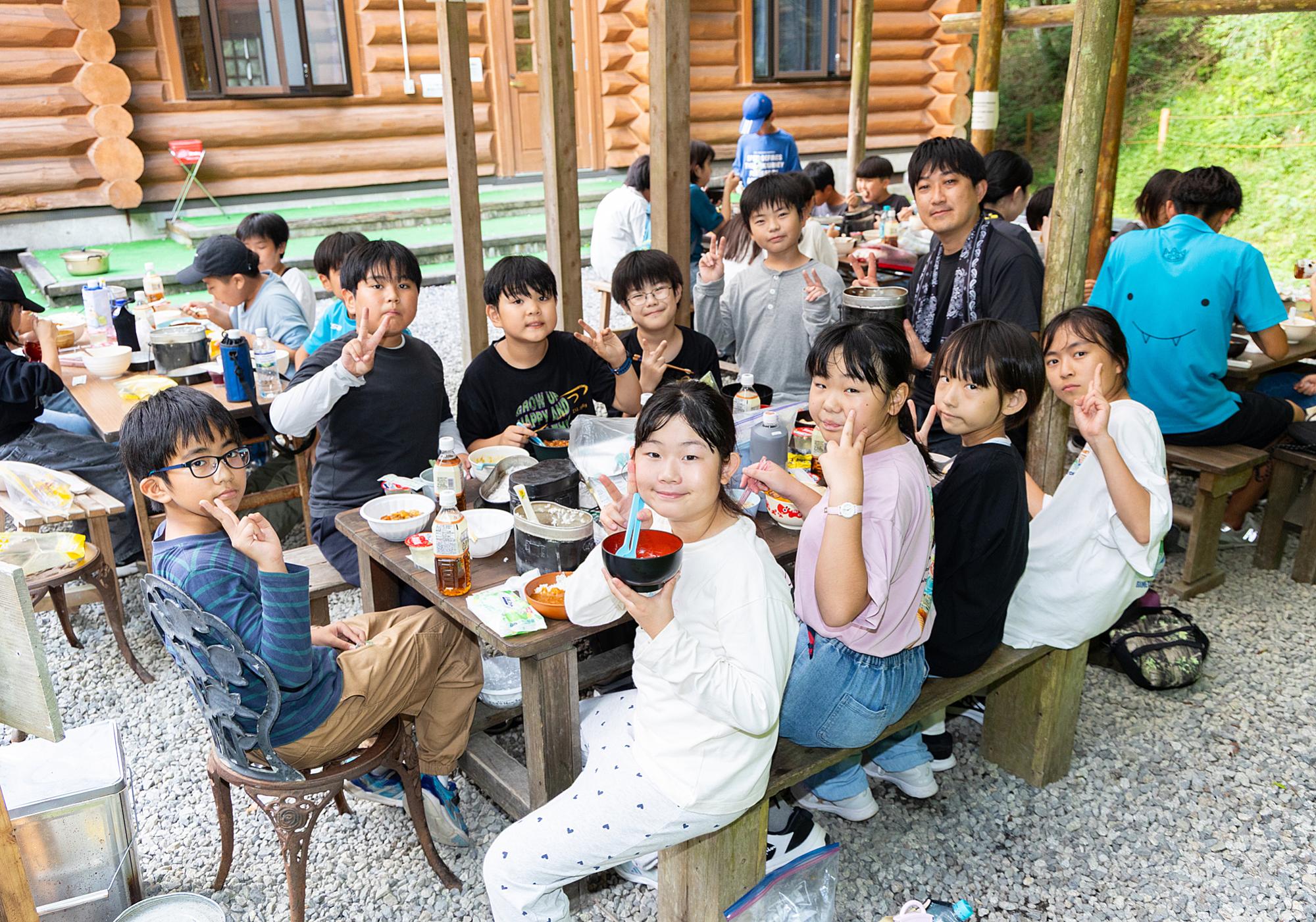 みんなで食べる夕食は最高です。