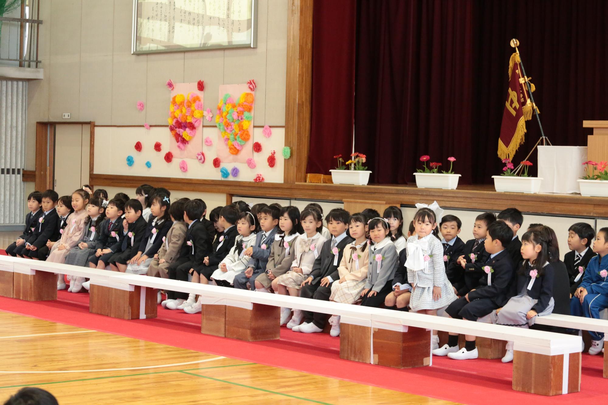 名前を呼ばれたら返事をして立ちます。